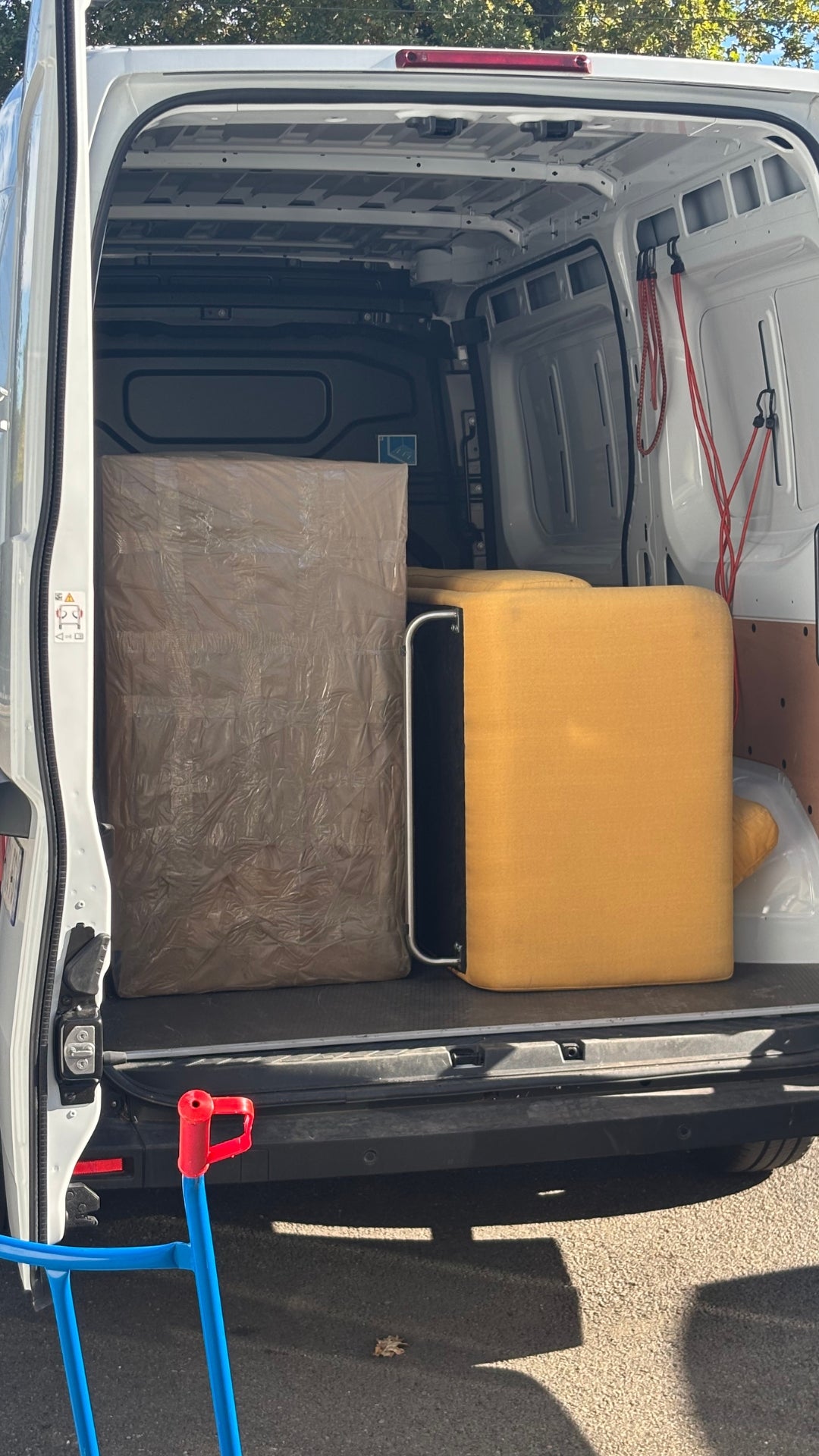 files/livrizi-chargement-fauteuil-meuble-emballe-fourgon.webp
